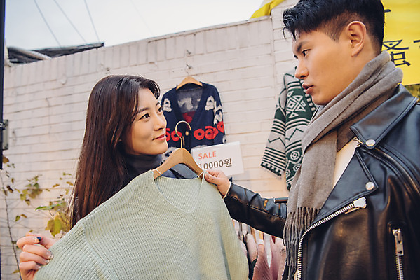 포토 JPG 주간 커플 옷 여자 남자 데이트 거리 서기 상반신 20대 성인 야외 두명 옆모습 쇼핑 다정 한국인 가을 즐거움 먹거리 삼청동 성인만 플리마켓 국내포토 자연요소 계절 감정 음식 뷰포인트 컨셉 관계 모션 사람 동양인 청년 시장 종로 파일형식