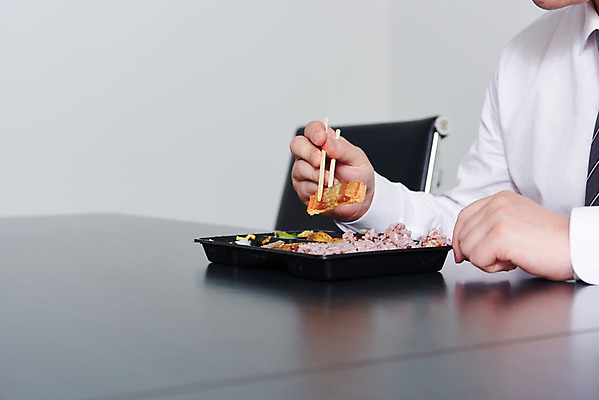 포토 JPG 손 남자 음식 회사 비즈니스 실내 한명 상반신 성인 30대 사무실 한국인 직장인 비즈니스맨 바이러스 사회이슈 도시락 점심식사 성인남자한명만 코로나바이러스 사회적거리두기 편의점도시락 델타변이바이러스 국내포토 직업 1 캠페인 컨셉 사람 동양인 내부 신체부위 장년 식사 남자한명만 성인남자만 파일형식