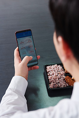 포토 JPG 손 남자 음식 회사 비즈니스 실내 한명 들기 상반신 성인 뒷모습 신체부위 30대 스마트폰 사무실 한국인 직장인 비즈니스맨 바이러스 주식 사회이슈 도시락 점심식사 성인남자한명만 코로나바이러스 사회적거리두기 편의점도시락 델타변이바이러스 국내포토 직업 1 캠페인 뷰포인트 컨셉 모션 사람 동양인 내부 장년 금융 핸드폰 스마트기기 식사 남자한명만 성인남자만 파일형식