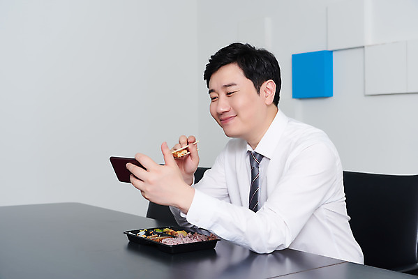 포토 JPG 남자 음식 회사 비즈니스 실내 한명 미소 들기 상반신 성인 옆모습 30대 스마트폰 사무실 한국인 직장인 비즈니스맨 바이러스 사회이슈 도시락 점심식사 성인남자한명만 코로나바이러스 사회적거리두기 편의점도시락 델타변이바이러스 국내포토 직업 1 캠페인 뷰포인트 컨셉 모션 표정 사람 동양인 내부 장년 핸드폰 스마트기기 식사 남자한명만 성인남자만 파일형식