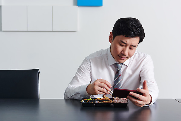 포토 JPG 남자 음식 회사 비즈니스 실내 한명 들기 상반신 성인 앞모습 30대 스마트폰 사무실 한국인 직장인 비즈니스맨 바이러스 사회이슈 도시락 점심식사 성인남자한명만 코로나바이러스 사회적거리두기 편의점도시락 델타변이바이러스 국내포토 직업 1 캠페인 뷰포인트 컨셉 모션 사람 동양인 내부 장년 핸드폰 스마트기기 식사 남자한명만 성인남자만 파일형식