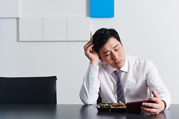 포토 JPG 남자 음식 회사 비즈니스 실내 한명 들기 상반신 성인 앞모습 30대 스마트폰 사무실 한국인 직장인 비즈니스맨 바이러스 사회이슈 도시락 점심식사 성인남자한명만 코로나바이러스 사회적거리두기 편의점도시락 델타변이바이러스 국내포토 직업 1 캠페인 뷰포인트 컨셉 모션 사람 동양인 내부 장년 핸드폰 스마트기기 식사 남자한명만 성인남자만 파일형식