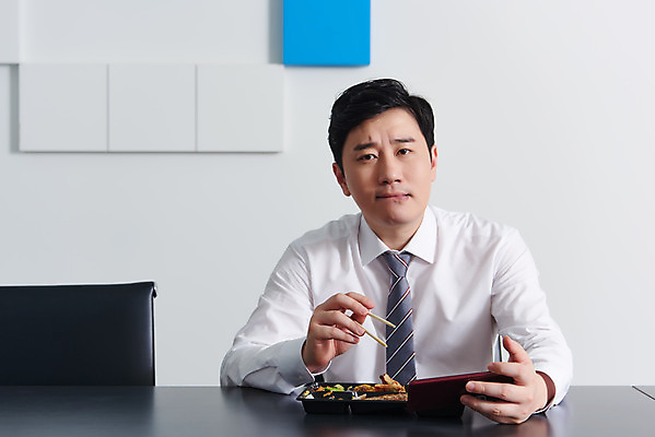 포토 JPG 남자 음식 회사 비즈니스 실내 한명 들기 상반신 성인 앞모습 30대 스마트폰 사무실 한국인 직장인 비즈니스맨 바이러스 사회이슈 도시락 점심식사 성인남자한명만 코로나바이러스 사회적거리두기 편의점도시락 델타변이바이러스 국내포토 직업 1 캠페인 뷰포인트 컨셉 모션 사람 동양인 내부 장년 핸드폰 스마트기기 식사 남자한명만 성인남자만 파일형식