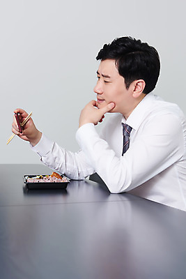 포토 JPG 남자 음식 회사 비즈니스 실내 한명 들기 상반신 성인 옆모습 30대 스마트폰 사무실 한국인 직장인 비즈니스맨 바이러스 사회이슈 고민 도시락 점심식사 성인남자한명만 코로나바이러스 사회적거리두기 편의점도시락 델타변이바이러스 국내포토 직업 1 감정 캠페인 뷰포인트 컨셉 모션 사람 동양인 내부 장년 핸드폰 스마트기기 식사 남자한명만 성인남자만 파일형식