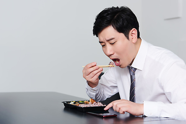 포토 JPG 남자 음식 회사 비즈니스 실내 한명 들기 상반신 성인 옆모습 30대 스마트폰 사무실 한국인 직장인 비즈니스맨 바이러스 사회이슈 도시락 점심식사 성인남자한명만 코로나바이러스 사회적거리두기 편의점도시락 델타변이바이러스 국내포토 직업 1 캠페인 뷰포인트 컨셉 모션 사람 동양인 내부 장년 핸드폰 스마트기기 식사 남자한명만 성인남자만 파일형식