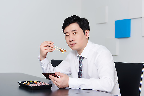 포토 JPG 남자 음식 회사 비즈니스 실내 한명 들기 상반신 성인 옆모습 30대 스마트폰 사무실 한국인 직장인 비즈니스맨 바이러스 사회이슈 도시락 점심식사 성인남자한명만 코로나바이러스 사회적거리두기 편의점도시락 델타변이바이러스 국내포토 직업 1 캠페인 뷰포인트 컨셉 모션 사람 동양인 내부 장년 핸드폰 스마트기기 식사 남자한명만 성인남자만 파일형식