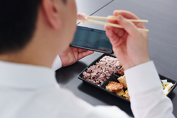 포토 JPG 손 남자 음식 회사 비즈니스 실내 한명 상반신 성인 뒷모습 30대 스마트폰 사무실 한국인 직장인 비즈니스맨 바이러스 주식 먹기 사회이슈 도시락 점심식사 성인남자한명만 코로나바이러스 사회적거리두기 편의점도시락 델타변이바이러스 국내포토 직업 1 캠페인 뷰포인트 컨셉 모션 사람 동양인 내부 신체부위 장년 금융 핸드폰 스마트기기 식사 남자한명만 성인남자만 파일형식