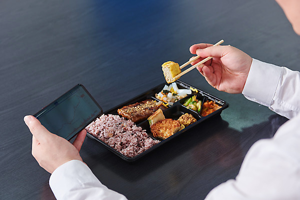 포토 JPG 손 남자 음식 회사 비즈니스 실내 한명 성인 신체부위 30대 스마트폰 사무실 한국인 직장인 비즈니스맨 바이러스 주식 사회이슈 도시락 점심식사 성인남자한명만 코로나바이러스 사회적거리두기 편의점도시락 델타변이바이러스 국내포토 직업 1 캠페인 컨셉 사람 동양인 내부 장년 금융 핸드폰 스마트기기 식사 남자한명만 성인남자만 파일형식