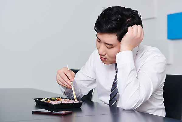 포토 JPG 남자 음식 회사 비즈니스 실내 한명 들기 상반신 성인 옆모습 30대 스마트폰 사무실 한국인 직장인 비즈니스맨 바이러스 지루함 사회이슈 도시락 점심식사 성인남자한명만 코로나바이러스 사회적거리두기 편의점도시락 델타변이바이러스 국내포토 직업 1 감정 캠페인 뷰포인트 컨셉 모션 사람 동양인 내부 장년 핸드폰 스마트기기 식사 남자한명만 성인남자만 파일형식