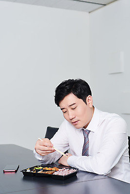 포토 JPG 남자 음식 회사 비즈니스 실내 한명 들기 상반신 성인 옆모습 30대 스마트폰 사무실 한국인 직장인 비즈니스맨 바이러스 사회이슈 도시락 점심식사 성인남자한명만 코로나바이러스 사회적거리두기 편의점도시락 델타변이바이러스 국내포토 직업 1 캠페인 뷰포인트 컨셉 모션 사람 동양인 내부 장년 핸드폰 스마트기기 식사 남자한명만 성인남자만 파일형식