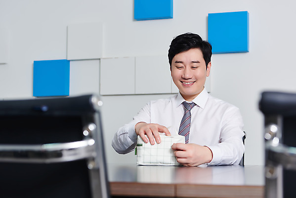 포토 JPG 남자 음식 회사 비즈니스 실내 한명 미소 들기 상반신 성인 앞모습 30대 사무실 한국인 직장인 비즈니스맨 바이러스 사회이슈 도시락 점심식사 성인남자한명만 코로나바이러스 사회적거리두기 델타변이바이러스 국내포토 직업 1 캠페인 뷰포인트 컨셉 모션 표정 사람 동양인 내부 장년 식사 남자한명만 성인남자만 파일형식