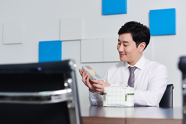 포토 JPG 남자 음식 회사 비즈니스 실내 한명 미소 들기 상반신 성인 앞모습 30대 사무실 한국인 직장인 비즈니스맨 바이러스 사회이슈 도시락 점심식사 성인남자한명만 코로나바이러스 사회적거리두기 델타변이바이러스 국내포토 직업 1 캠페인 뷰포인트 컨셉 모션 표정 사람 동양인 내부 장년 식사 남자한명만 성인남자만 파일형식