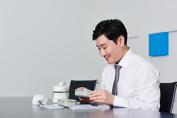 포토 JPG 남자 음식 회사 비즈니스 실내 마스크 한명 들기 상반신 성인 옆모습 30대 사무실 한국인 직장인 비즈니스맨 바이러스 사회이슈 도시락 점심식사 성인남자한명만 코로나바이러스 사회적거리두기 노마스크 델타변이바이러스 국내포토 직업 1 캠페인 뷰포인트 컨셉 모션 사람 동양인 내부 장년 식사 남자한명만 성인남자만 파일형식