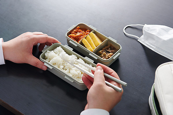 포토 JPG 손 남자 음식 회사 비즈니스 실내 마스크 한명 성인 신체부위 30대 사무실 한국인 직장인 비즈니스맨 바이러스 사회이슈 도시락 점심식사 성인남자한명만 코로나바이러스 사회적거리두기 노마스크 델타변이바이러스 국내포토 직업 1 캠페인 컨셉 사람 동양인 내부 장년 식사 남자한명만 성인남자만 파일형식