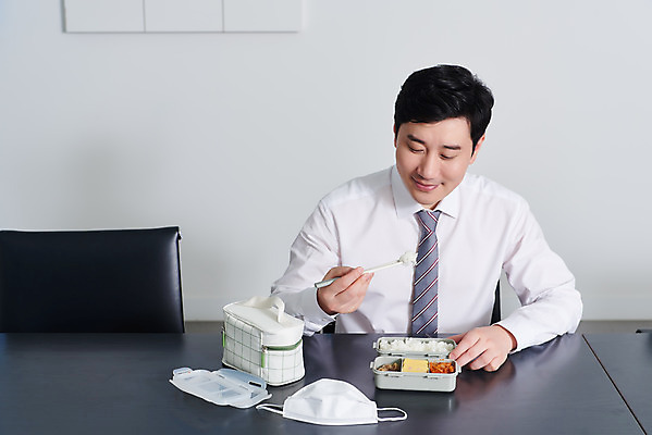 포토 JPG 남자 음식 회사 비즈니스 실내 마스크 한명 미소 들기 상반신 성인 앞모습 30대 사무실 한국인 직장인 비즈니스맨 바이러스 사회이슈 도시락 점심식사 성인남자한명만 코로나바이러스 사회적거리두기 노마스크 델타변이바이러스 국내포토 직업 1 캠페인 뷰포인트 컨셉 모션 표정 사람 동양인 내부 장년 식사 남자한명만 성인남자만 파일형식