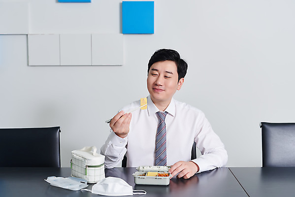 포토 JPG 남자 음식 회사 비즈니스 실내 마스크 한명 미소 들기 상반신 성인 앞모습 30대 사무실 한국인 직장인 비즈니스맨 바이러스 사회이슈 도시락 점심식사 성인남자한명만 코로나바이러스 사회적거리두기 노마스크 델타변이바이러스 국내포토 직업 1 캠페인 뷰포인트 컨셉 모션 표정 사람 동양인 내부 장년 식사 남자한명만 성인남자만 파일형식