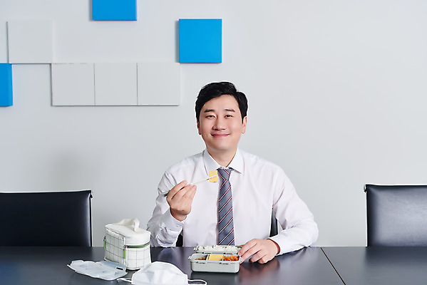 포토 JPG 남자 음식 회사 비즈니스 실내 마스크 한명 미소 들기 상반신 성인 앞모습 30대 사무실 한국인 직장인 비즈니스맨 바이러스 사회이슈 도시락 점심식사 성인남자한명만 코로나바이러스 사회적거리두기 노마스크 델타변이바이러스 국내포토 직업 1 캠페인 뷰포인트 컨셉 모션 표정 사람 동양인 내부 장년 식사 남자한명만 성인남자만 파일형식