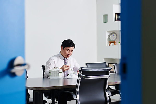 포토 JPG 남자 음식 회사 비즈니스 실내 마스크 한명 들기 상반신 성인 옆모습 30대 사무실 한국인 직장인 비즈니스맨 바이러스 사회이슈 도시락 점심식사 성인남자한명만 코로나바이러스 사회적거리두기 노마스크 델타변이바이러스 국내포토 직업 1 캠페인 뷰포인트 컨셉 모션 사람 동양인 내부 장년 식사 남자한명만 성인남자만 파일형식