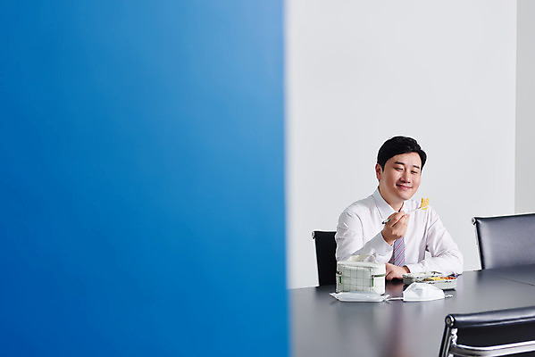 포토 JPG 남자 음식 회사 비즈니스 실내 마스크 한명 들기 상반신 성인 옆모습 30대 사무실 한국인 직장인 비즈니스맨 바이러스 사회이슈 도시락 점심식사 성인남자한명만 코로나바이러스 사회적거리두기 노마스크 델타변이바이러스 국내포토 직업 1 캠페인 뷰포인트 컨셉 모션 사람 동양인 내부 장년 식사 남자한명만 성인남자만 파일형식