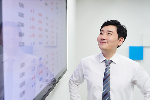 포토 JPG 응시 남자 화살표 회사 비즈니스 실내 한명 미소 상반신 성인 앞모습 30대 사무실 모니터 한국인 직장인 비즈니스맨 주식 사회이슈 투자 서류판 주가상승 주식투자 성인남자한명만 코로나바이러스 델타변이바이러스 국내포토 직업 1 시선 뷰포인트 컨셉 표정 사람 동양인 내부 장년 금융 컴퓨터 사무용품 바이러스 상승 남자한명만 성인남자만 파일형식