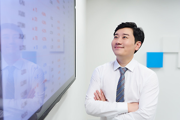 포토 JPG 응시 남자 화살표 회사 비즈니스 실내 한명 미소 상반신 성인 앞모습 30대 사무실 팔짱 모니터 한국인 직장인 비즈니스맨 주식 사회이슈 투자 서류판 주가상승 주식투자 성인남자한명만 코로나바이러스 델타변이바이러스 국내포토 직업 1 시선 뷰포인트 컨셉 모션 표정 사람 동양인 내부 장년 금융 컴퓨터 사무용품 바이러스 상승 남자한명만 성인남자만 파일형식