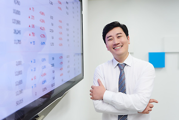 포토 JPG 남자 화살표 회사 비즈니스 실내 한명 미소 상반신 성인 앞모습 30대 사무실 모니터 한국인 직장인 비즈니스맨 주식 사회이슈 투자 서류판 주가상승 주식투자 성인남자한명만 코로나바이러스 델타변이바이러스 국내포토 직업 1 뷰포인트 컨셉 표정 사람 동양인 내부 장년 금융 컴퓨터 사무용품 바이러스 상승 남자한명만 성인남자만 파일형식