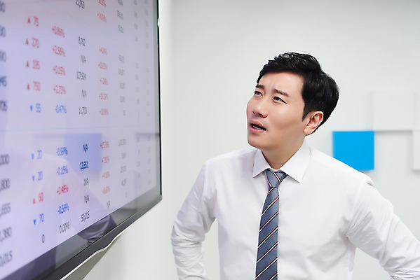 포토 JPG 남자 화살표 회사 비즈니스 실내 한명 상반신 성인 앞모습 30대 사무실 모니터 한국인 직장인 비즈니스맨 주식 사회이슈 투자 서류판 주가하락 주식투자 성인남자한명만 코로나바이러스 델타변이바이러스 국내포토 직업 1 뷰포인트 컨셉 사람 동양인 내부 장년 금융 컴퓨터 사무용품 바이러스 하락 남자한명만 성인남자만 파일형식