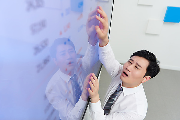 포토 JPG 남자 화살표 회사 비즈니스 실내 한명 상반신 성인 옆모습 30대 하이앵글 사무실 모니터 한국인 직장인 비즈니스맨 실패 좌절 주식 사회이슈 투자 서류판 손실 주가하락 주식투자 성인남자한명만 코로나바이러스 델타변이바이러스 국내포토 직업 1 감정 뷰포인트 컨셉 사람 동양인 내부 장년 금융 컴퓨터 사무용품 바이러스 하락 남자한명만 성인남자만 파일형식