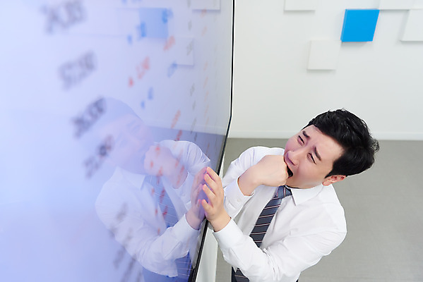 포토 JPG 남자 화살표 회사 비즈니스 실내 한명 상반신 성인 옆모습 30대 하이앵글 사무실 모니터 한국인 직장인 비즈니스맨 실패 좌절 주식 사회이슈 투자 서류판 손실 주가하락 주식투자 성인남자한명만 코로나바이러스 델타변이바이러스 국내포토 직업 1 감정 뷰포인트 컨셉 사람 동양인 내부 장년 금융 컴퓨터 사무용품 바이러스 하락 남자한명만 성인남자만 파일형식