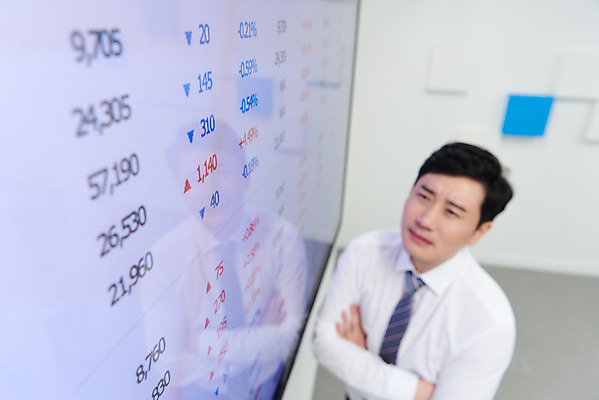 포토 JPG 남자 화살표 회사 비즈니스 실내 한명 상반신 성인 옆모습 30대 하이앵글 사무실 모니터 한국인 직장인 비즈니스맨 실패 좌절 주식 사회이슈 투자 서류판 손실 주가하락 주식투자 성인남자한명만 코로나바이러스 델타변이바이러스 국내포토 직업 1 감정 뷰포인트 컨셉 사람 동양인 내부 장년 금융 컴퓨터 사무용품 바이러스 하락 남자한명만 성인남자만 파일형식