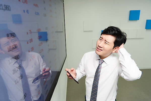 포토 JPG 남자 화살표 회사 비즈니스 실내 한명 상반신 성인 옆모습 30대 하이앵글 사무실 모니터 한국인 직장인 비즈니스맨 실패 좌절 주식 사회이슈 투자 서류판 손실 주가하락 주식투자 성인남자한명만 코로나바이러스 델타변이바이러스 국내포토 직업 1 감정 뷰포인트 컨셉 사람 동양인 내부 장년 금융 컴퓨터 사무용품 바이러스 하락 남자한명만 성인남자만 파일형식