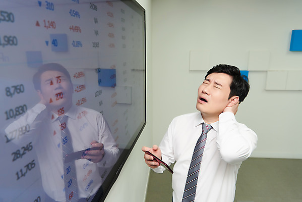 포토 JPG 남자 화살표 회사 비즈니스 실내 한명 상반신 성인 옆모습 30대 하이앵글 사무실 모니터 한국인 직장인 비즈니스맨 실패 좌절 주식 사회이슈 투자 서류판 손실 주가하락 주식투자 성인남자한명만 코로나바이러스 델타변이바이러스 국내포토 직업 1 감정 뷰포인트 컨셉 사람 동양인 내부 장년 금융 컴퓨터 사무용품 바이러스 하락 남자한명만 성인남자만 파일형식