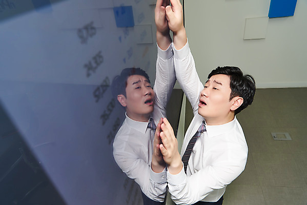 포토 JPG 남자 화살표 회사 비즈니스 실내 한명 상반신 성인 옆모습 30대 하이앵글 사무실 모니터 한국인 직장인 비즈니스맨 실패 좌절 주식 사회이슈 투자 서류판 손실 주가하락 주식투자 성인남자한명만 코로나바이러스 델타변이바이러스 국내포토 직업 1 감정 뷰포인트 컨셉 사람 동양인 내부 장년 금융 컴퓨터 사무용품 바이러스 하락 남자한명만 성인남자만 파일형식