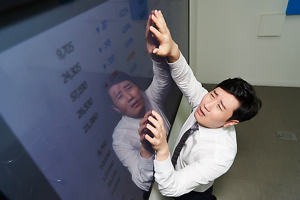 포토 JPG 남자 화살표 회사 비즈니스 실내 한명 상반신 성인 옆모습 30대 하이앵글 사무실 모니터 한국인 직장인 비즈니스맨 실패 좌절 주식 사회이슈 투자 서류판 손실 주가하락 주식투자 성인남자한명만 코로나바이러스 델타변이바이러스 국내포토 직업 1 감정 뷰포인트 컨셉 사람 동양인 내부 장년 금융 컴퓨터 사무용품 바이러스 하락 남자한명만 성인남자만 파일형식