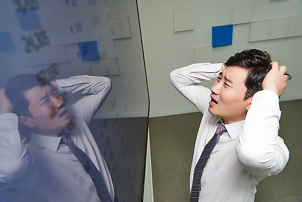 포토 JPG 남자 화살표 회사 비즈니스 실내 한명 상반신 성인 옆모습 30대 하이앵글 사무실 모니터 한국인 직장인 비즈니스맨 실패 좌절 주식 사회이슈 투자 서류판 손실 주가하락 주식투자 성인남자한명만 코로나바이러스 델타변이바이러스 국내포토 직업 1 감정 뷰포인트 컨셉 사람 동양인 내부 장년 금융 컴퓨터 사무용품 바이러스 하락 남자한명만 성인남자만 파일형식