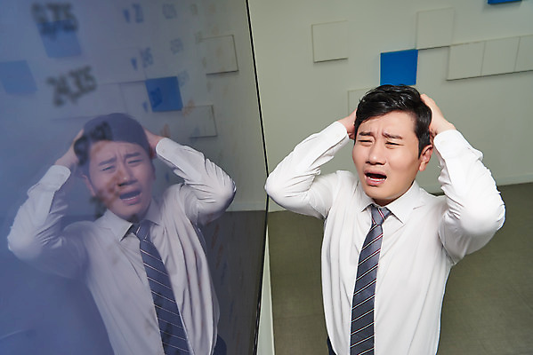 포토 JPG 남자 화살표 회사 비즈니스 실내 한명 상반신 성인 앞모습 30대 하이앵글 사무실 모니터 한국인 직장인 비즈니스맨 실패 좌절 주식 사회이슈 투자 서류판 손실 주가하락 주식투자 성인남자한명만 코로나바이러스 델타변이바이러스 국내포토 직업 1 감정 뷰포인트 컨셉 사람 동양인 내부 장년 금융 컴퓨터 사무용품 바이러스 하락 남자한명만 성인남자만 파일형식