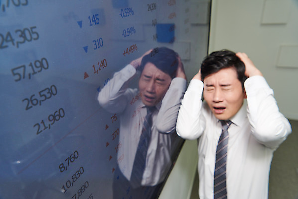 포토 JPG 남자 화살표 회사 비즈니스 실내 한명 상반신 성인 앞모습 30대 하이앵글 사무실 모니터 한국인 직장인 비즈니스맨 실패 좌절 주식 사회이슈 투자 서류판 손실 주가하락 주식투자 성인남자한명만 코로나바이러스 델타변이바이러스 국내포토 직업 1 감정 뷰포인트 컨셉 사람 동양인 내부 장년 금융 컴퓨터 사무용품 바이러스 하락 남자한명만 성인남자만 파일형식