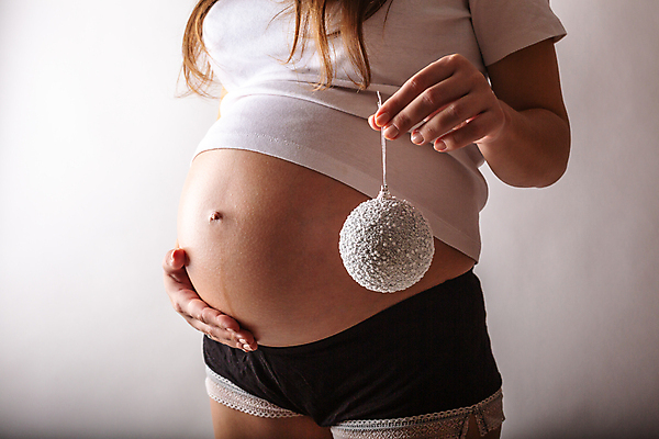 포토 JPG 해외이미지 여자 행복 어린이 백그라운드 크리스마스 겨울 엄마 휴가 새해 관리 사랑 한명 미소 사람 장식 빨간색 부모 산타클로스 축제 희망 임산부 임신 흰색 축하 아기 기다림 12월 돌봄 복부 해외202009 해외포토 1 계절 기념일 감정 컬러 컨셉 가족 모션 표정 신체부위 날짜 파일형식