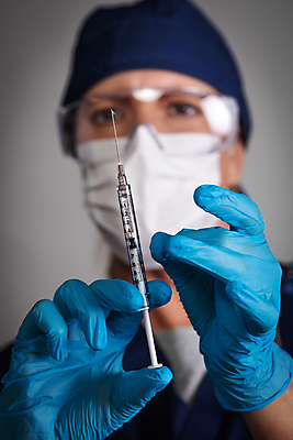 포토 JPG 해외이미지 여자 장갑 회색배경 고글 주사기 마스크 한명 들기 사람 상반신 성인 앞모습 의사 잡기 수술복 백신 성인여자한명만 코로나바이러스 해외202009 델타변이바이러스 해외포토 1 잡화 뷰포인트 백그라운드 의학 의료기기 모션 회색 의료진 가운 바이러스 여자한명만 성인여자만 파일형식