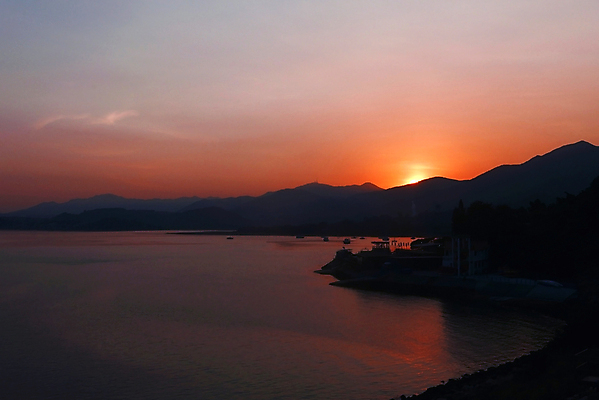 포토 JPG 해외이미지 실루엣 바다 백그라운드 오렌지 자연 하늘 산 풍경 사람없음 야외 물 여름 빛 태양 일출 일몰 새벽 내추럴 수평선 해외202009 해외포토 자연요소 계절 과일 촬영기법 노을 생태계 파일형식