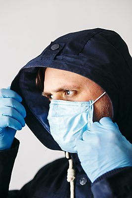 포토 JPG 해외이미지 얼굴 장갑 백그라운드 건강 한명 사람 동양인 파란색 글로벌 어둠 흰색 오염 바이러스 보호 질병 위험 예방 감염 고립 전염병 해외202009 해외포토 1 잡화 컬러 컨셉 의학 인종 신체부위 파일형식