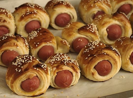 포토 JPG 해외이미지 무료이미지 음식 빵 포크 재료 패스트푸드 샌드위치 육류 돼지고기 요리 사람없음 주방 식사 저녁식사 빵집 신선 소시지 밀 굽기 준비 날것 반죽 점심식사 핸드메이드 맛있는 해외202009 해외202105 해외포토 식기 식재료 곡류 상점 가공식품 인스턴트 구이 파일형식 무료콘텐츠