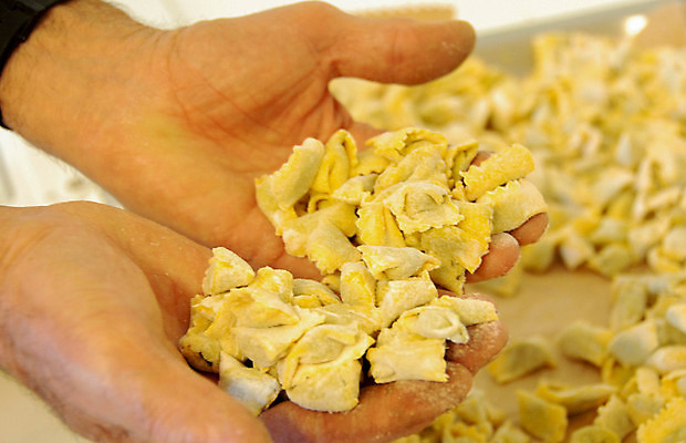 포토 JPG 해외이미지 스튜디오촬영 무료이미지 손 파스타 실내 들기 신체부위 이탈리아음식 파스타면 해외202009 해외202105 해외포토 모션 서양음식 사람 내부 면류 파일형식