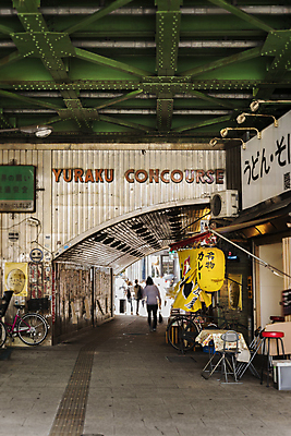 포토 JPG 해외이미지 전통 포스터 아시아 선 벽 건축양식 탁자 프레임 그림자 사람없음 노란색 일본 기차 바 보행자 터널 전철 역 도쿄 국수 복고 구식 옛날 철강 회복 해외202009 해외포토 건축 나라 길 음식 육상교통 컬러 가구 컨셉 교통시설 대중교통 면류 파일형식