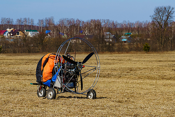 포토 JPG 해외이미지 스포츠 포즈 밭 날개 교통시설 자연 하늘 바람 사람 취미 사람없음 야외 물 파란색 점프 장비 자유 비행 시작 준비 프로펠러 낙하산 엔진 글라이더 땅바닥 무료 착륙 해외202009 해외포토 자연요소 컬러 교통 컨셉 농업 모션 날씨 바닥 시설 생태계 파일형식