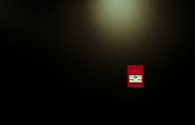 포토 JPG 해외이미지 벽 백그라운드 비즈니스 학교 호텔 불 아파트 주택 경고 안전 사람없음 건물 빨간색 빛 상자 사무실 검은색 어둠 장비 종 공구 긴급 판넬 구출 당기기 역 위험 쇼핑몰 사건 서비스 사인 보안 공포 시스템 스위치 경보 고립 사이렌 재앙 제어 콘크리트 해외202009 해외포토 자연요소 건축물 교육 컬러 컨셉 교통시설 모션 숙소 도구 도움 파일형식