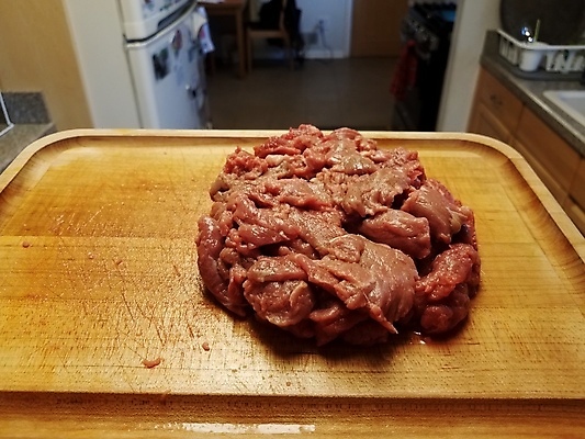 포토 JPG 해외이미지 음식 도마 육류 사람없음 목재 쌓기 주방 저녁식사 소고기 준비 날것 점심식사 해외202009 해외포토 나무 식재료 재료 모션 주방용품 식사 파일형식