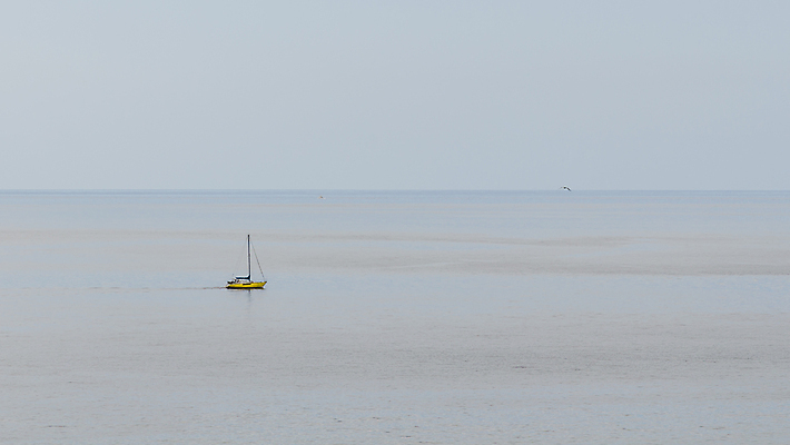 포토 JPG 해외이미지 바다 휴가 사람없음 파란색 노란색 평화 보트 대서양 미니멀리스트 해외202009 해외포토 컬러 컨셉 배_교통 파일형식
