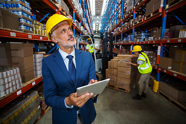 포토 JPG 해외이미지 전신 여자 남자 중년 50대 실내 서기 들기 상반신 20대 성인 앞모습 옆모습 뒷모습 세명 30대 상자 태블릿 올려보기 잡기 지게차 물류창고 해외202009 해외포토 뷰포인트 모션 사람 청년 내부 장년 전자제품 스마트기기 중장비 창고 파일형식