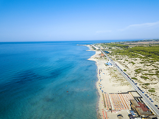 포토 JPG 해외이미지 라이프스타일 모래 바다 여행 자연 휴가 휴식 안테나 파노라마 풍경 사람없음 야외 물 여름 파란색 태양 이탈리아 낭만 만 지중해 내추럴 강렬 드론 해외202009 해외포토 자연요소 계절 유럽 컬러 컨셉 통신 촬영기법 생활 생태계 파일형식